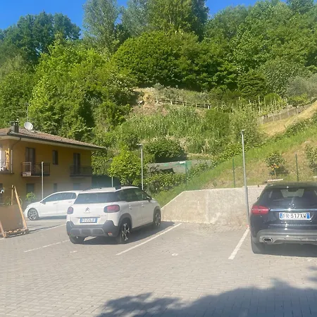 With Garden And Parking * Όπως